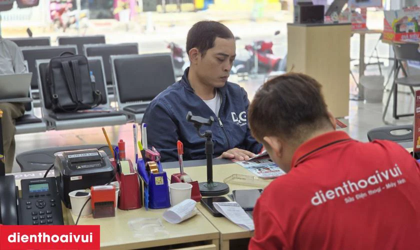 Cửa hàng thay kính lưng iPhone 15 Pro Max lấy liền tại Điện Thoại Vui